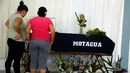 Keluarga korban kericuhan pertandingan sepak bola berdiri di dekat peti mati Jose Vidal Zuniga di kota Tegucigalpa, Honduras (29/5). Pertandingan tersebut berjalan ricuh sehingga mengakibatkan empat orang meregang nyawa. (AP Photo/Fernando Antonio)