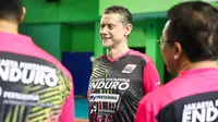 Pelatih tim bola voli putri Jakarta Pertamina Enduro, B&uuml;lent Karslıoğlu, saat sesi latihan di GOR BUlungan, Jakarta Selatan pada Selasa (31/12/2024).