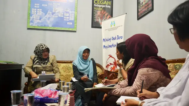 Suasana wawancara sebuah riset kekerasan dan perlindungan terhadap perempuan dan anak di Dinas KB PP dan PA Kabupaten Cilacap. (Liputan6.com/Muhamad Ridlo)