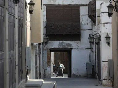 Orang-orang berjalan di Kota Tua bersejarah Jeddah, Arab Saudi (8/11/2021). Awal mula sejarah keberadaan kota Jeddah ini merupakan pintu masuk ke Makkah dan Madinah. (AP Photo/Amr Nabil)