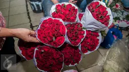 Bunga mawar di Pasar Bunga Rawa Belong, Jakarta, Selasa (14/2). Saat Hari Valentine penjualan jenis bunga yang dipasarkan seharga Rp35 ribu hingga Rp800 ribu mengalami kelonjakan hingga 20 persen dari harga biasanya. (Liputan6.com/Gempur M Surya)