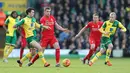 Pemain Liverpool, Jordan Henderson, menghadang pergerakan pemain Norwich, Jonathan Howson. Sembilan gol tercipta pada laga antara kedua tim. (Reuters/Alex Morton)