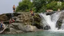 Seorang anak melompat di aliran sungai Gunung Sari, Desa Tajur, Pasirmukti, Citeureup, Bogor, Jawa Barat (24/6/2019). Wisata gratis ini adalah salah satu wahana rekreasi baru warga disekitaran Cibinong dan Citeureup sambil membawa anak anaknya main dan mandi disungai. (Kapanlagi.com/Budy Santoso)