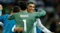 Ekspresi pemain Real Madrid Cristiano Ronaldo saat melakukan selebrasi usai mengalahkan Bayern Munchen dalam pertandingan semifinal Liga Champions di stadion Santiago Bernabeu, Spanyol (1/5). (AP/Paul White)