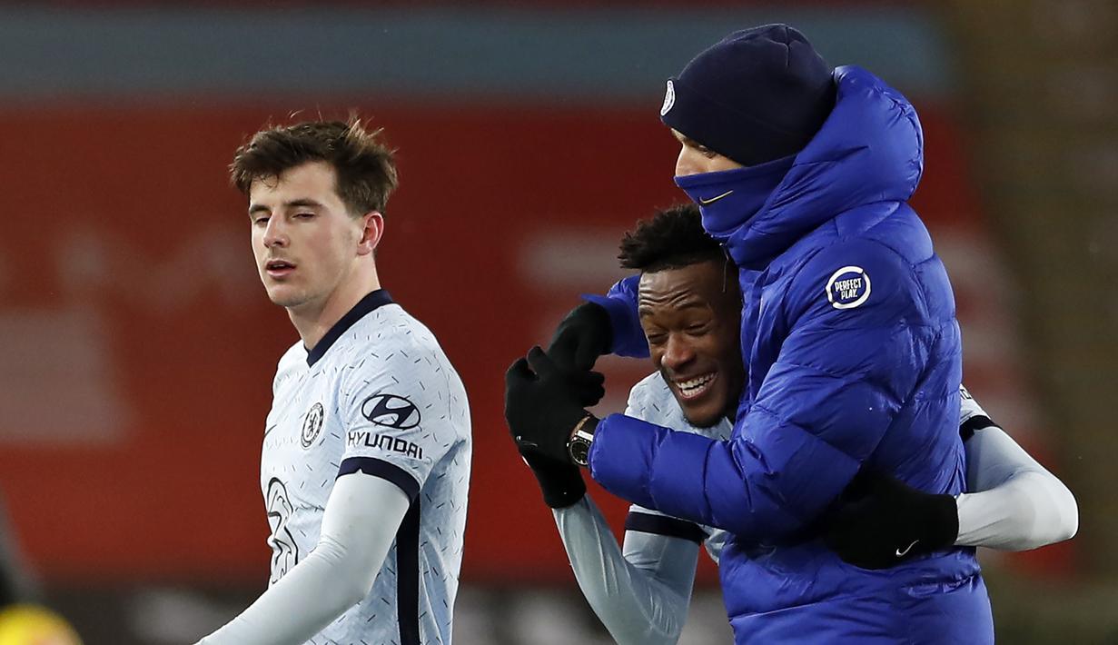 Manajer tim Chelsea, Thomas Tuchel (kanan) memeluk gelandang Callum Hudson-Odoi usai berakhirnya laga lanjutan Liga Inggris 2020/21 pekan ke-23 melawan Sheffield United di Bramall Lane, Minggu (7/2/2021). Chelsea menang 2-1 atas Sheffield United. (AFP/Lee Smith/Pool)
