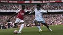 Bek Nottingham Forest, Ola Aina (kanan) berebut bola dengan gelandang Arsenal, Bukayo Saka pada laga pekan pertama Liga Inggris 2023/2024 di Emirates Stadium, London (12/8/2023). Sementara untuk pemain pertama yang mendapatkan kartu kuning di Liga Inggris musim 2023/2024 adalah Olla Aina. Bek Nottingham Forest tersebut mendapatkannya usai melanggar dengan keras Bukayo Saka pada menit ke-28 saat melawat ke markas Arsenal dalam laga yang berakhir 2-1 untuk kemenangan tuan rumah. (AP Photo/Kirsty Wigglesworth)