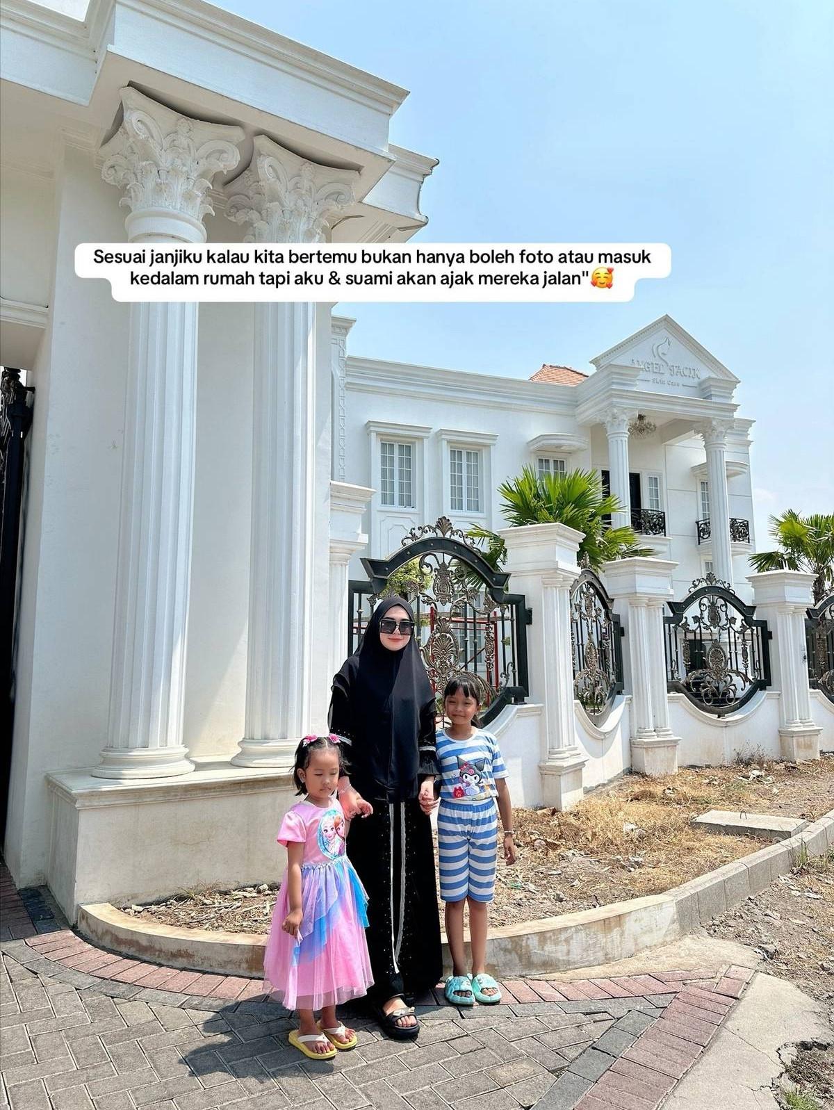 Kisah Wanita Beri Hadiah Anak dan Ayah usai Ketahuan Foto di Depan Rumahnya, Bikin Haru hingga Banjir Pujian Warganet