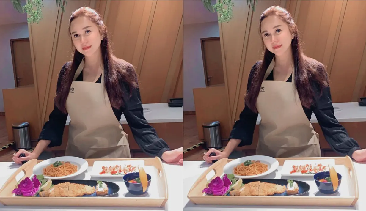 Tampil pakai apron, gaya dari Aura Kasih ini banjir pujian dari para penggemar. Penyanyi yang saat ini sudah menjadi janda ini memang kerap mengundah perhatian dari berbagai kegiatannya. (Liputan6.com/IG/@aurakasih)