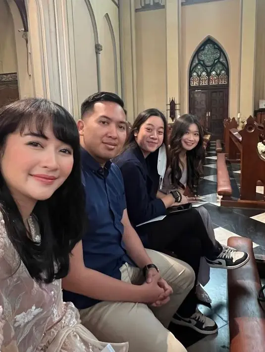 Kemudian ada Sonia Natalia yang mengenakan sleeveless long dress warna pink.pastel. [Instagram/@kinalputridevi]