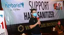 Chief Operating Officer PT Victoria Care Indonesia memberi sambutan pada acara aksi CSR bantuan hand sanitizer Herbolist di Tangsel, Banten, Sabtu (3/10/2020). Kegiatan tersebut untuk mendukung Pilkada yang aman bersih dan sehat dengan tetap menerapkan protokol kesehatan. (Liputan6.com/HO/Bon)