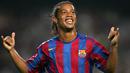 Ronaldinho - Gelandang asal Brasil ini sukses dua kali menjadi yang terbaik di dunia. Mantan bintang Barcelona itu meraihnya pada tahun 2004 dan 2005. (AFP/Lluis Gene)