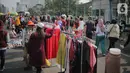 Pedagang kaki lima (PKL) berjualan di jalan saat car free day (CFD) di kawasan Bundaran HI, Jakarta, Minggu (6/10/2019). Kurangnya pengawasan petugas menyebabkan banyak PKL yang berjualan tidak pada tempat yang telah disediakan oleh Pemprov DKI Jakarta. (Liputan6.com/Faizal Fanani)