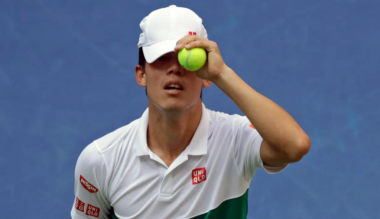 Petenis Jepang, Kei Nishikori berekasi saat kehilangan poin melawan Marin Cilic dari Kroasia pada perempat final AS Terbuka di New York, Rabu (5/9). Pertandingan Nishikori versus Cilic berlangsung ketat selama lebih dari empat jam. (AP/Adam Hunger)