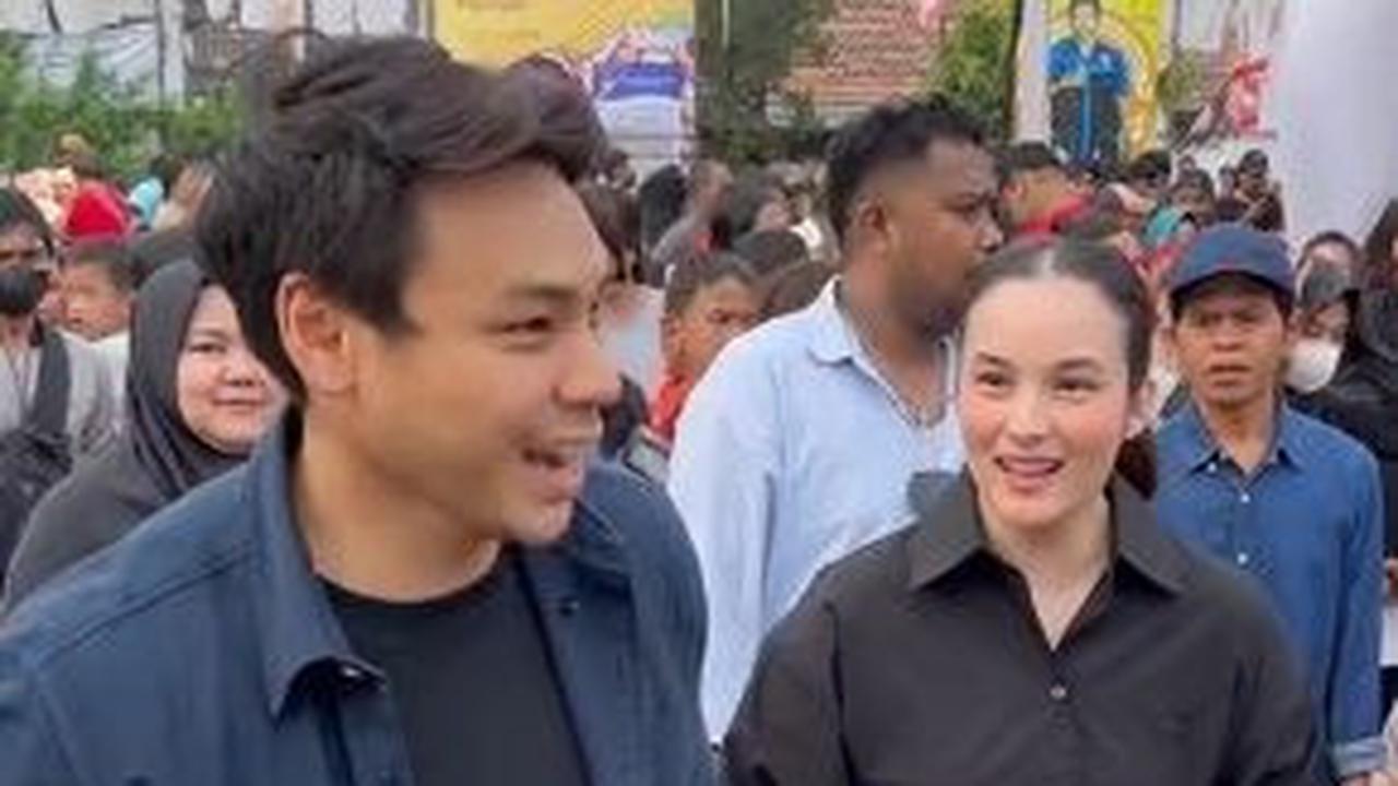 Sempat kaget, Clinton pun hanya tertawa dan membalas jabatan tangan bocah laki-laki yang mengira dirinya adalah Gibran Rakabuming.
