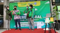 Berkolaborasi dengan Grab Indonesia Prima Protect Plus, produk sanitasi dari OT Group melakukan pembagian 5000 paket sanitasi berupa fabric mist kepada para mitra pengemudi (Foto: Istimewa)