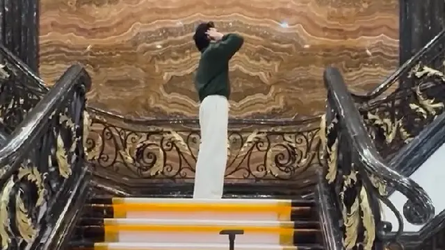 Saaih Halilintar Azan di Tangga saat Pindah ke Rumah Baru (credit: instagram/saaihalilintar)