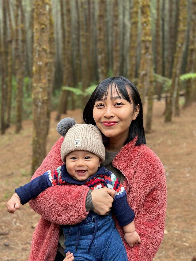 Potret Baby Clef yang ceria saat digendong sang ibu (Instagram/rinni_w)