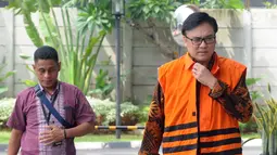Direktur Operasional Lippo Group Billy Sindoro (kanan) tiba di Gedung KPK, Jakarta, Selasa (4/12). Billy diperiksa sebagai tersangka untuk pelengkapan berkas terkait dugaan penyuapan terhadap Bupati Bekasi Neneng Hasanah Yasin. (Merdeka.com/Dwi Narwoko)