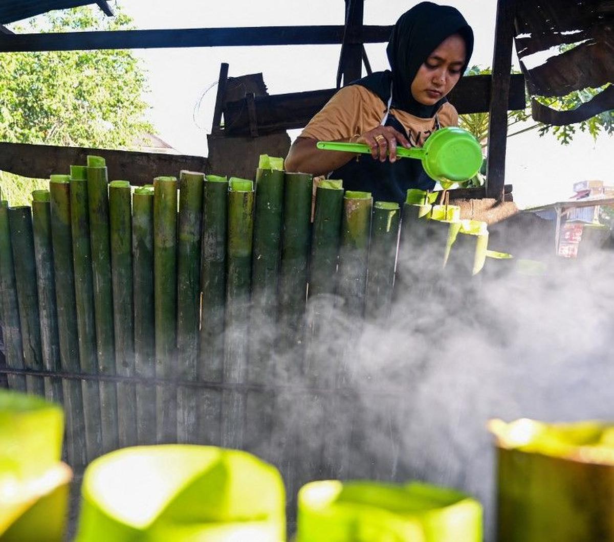 Ramadan identik dengan berbagai hidangan lezat yang pas untuk dinikmati ketika waktu berbuka puasa. Salah satu kuliner khas Ramadan yang tidak boleh dilewatkan adalah lemang. <br><br>Lemang merupakan hidangan tradisional yang terbuat dari beras ketan yang
