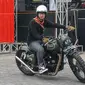 Gibran Rakabuming Raka saat mencoba mengendarai motor Royal Enfield 500 di arena pameran motor custom Burnout,Sabtu (1/9).(Liputan6.com/Fajar Abrori)