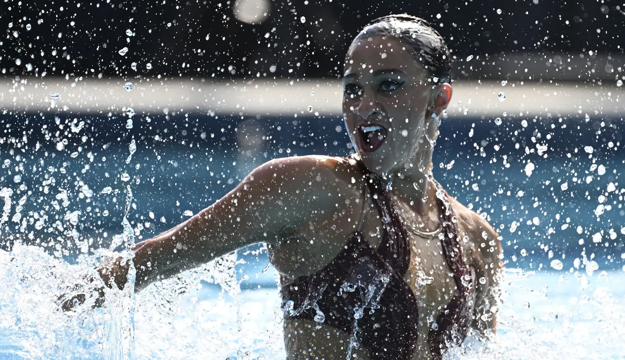 Kejadian yang menimpa perenang artistik USA berusia 25 tahun ini merupakan yang kedua kalinya setelah sebelumnya Anita Alvarez pun pernah mengalami kejadian serupa pada Kualifikasi Olimpiade Tokyo 2020 di Barcelona tahun lalu. (AP/Anna Szilagyi)