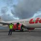 Pesawat Lion Air JT177 nomor registrasi PK-LGZ rute Lombok-Surabaya mengalami kerusakan mesin sesaat setelah mengudara dari Bandara Lombok, Selasa (29/9/2020) sore. (Liputan6.com/Hans Bahanan)