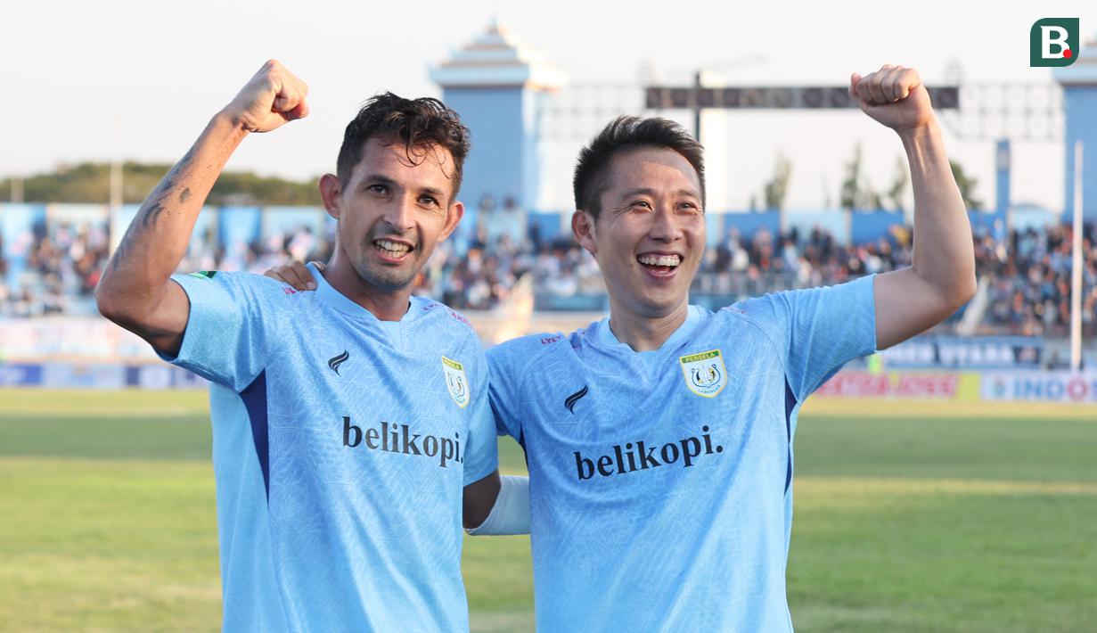 Pemain Persela Lamongan, Lee Yu-jun (kanan), dan Silvio Escobar melakukan selebrasi setelah timnya memenangkan pertandingan melawan Persijap Jepara dalam Pegadaian Liga 2 2023/2024 yang berlangsung di Stadion Surajaya, Lamongan, Minggu (10/9/2023) sore WIB. (Bola.com/Abdul Aziz)