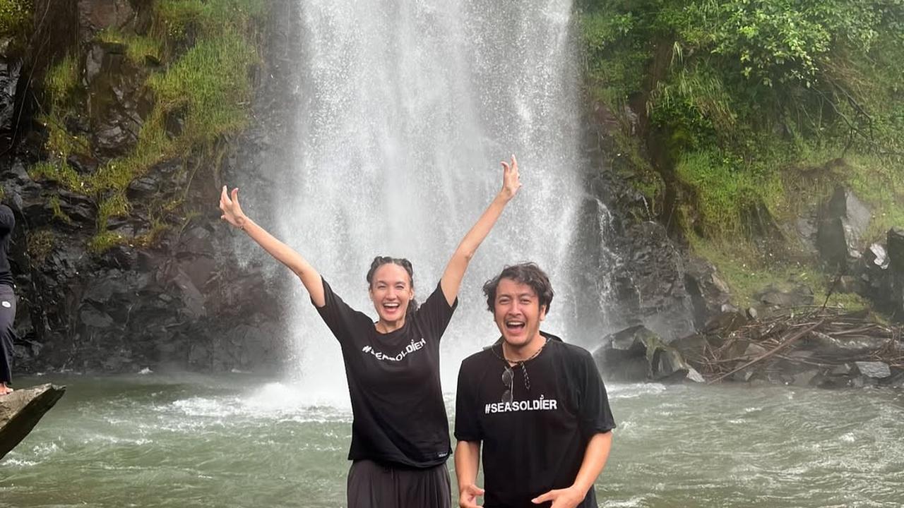 Potret Nadine Chandrawinata Ajak 2 Anaknya ke Curug, Kompak Sama Dimas Anggara