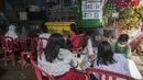 Siswa mengikuti kegiatan belajar mengajar secara daring di tempat pembuangan sampah yang menyediakan WiFi gratis, di Surabaya, Rabu (15/9/2021). Belajar secara virtual itu sudah berjalan lebih dari setahun lebih di tengah pandemi Covid-19. (JUNI KRISWANTO/AFP)