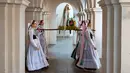 Sejumlah wanita berpakaian tradisional Sorbs membawa patung Bunda Maria saat menggelar ritual Whit Monday di Rosenthal, Jerman, Senin (10/6/2019). Para wanita muda membawa patung Bunda Maria ke sebuah lapangan untuk melangsungkan misa terbuka. (AP Photo/Jens Meyer)