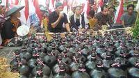 Warga Kendeng menolak pabrik semen dengan aksi makan bersama (Liputan6.com / Felek Wahyu)