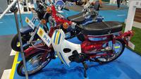 Honda C70 dikonversi menjadi motor listrik di booth PLN di PEVS 2023 (Otosia.com/Nazar Ray)
