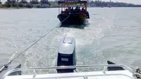 Kapal Andong yang mogok di tengah laut ditarik oleh Speed Boat Satuan Polair Polres Kebumen. (Liputan6.com/Polres Kebumen/Muhamad Ridlo)