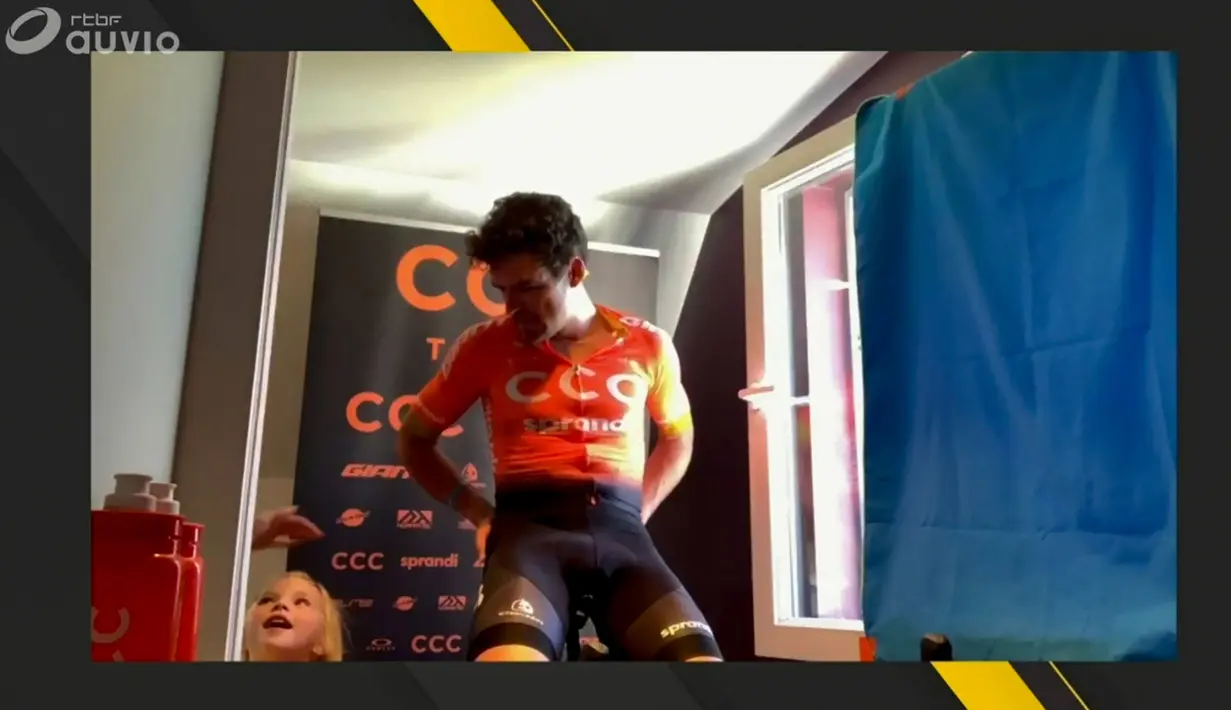 Pebalap sepeda dari Tim CCC, Greg Van Avermaet berselebrasi setelah memenangkan perlombaan Tour of Flanders yang diselenggarakan secara virtual, (5/4/2020). Balapan virtual tersebut dilangsungkan 5 April 2020, sesuai dengan jadwal resmi Tour of Flanders 2020 sebelum mengalami penundaan. (AFP/Belga)