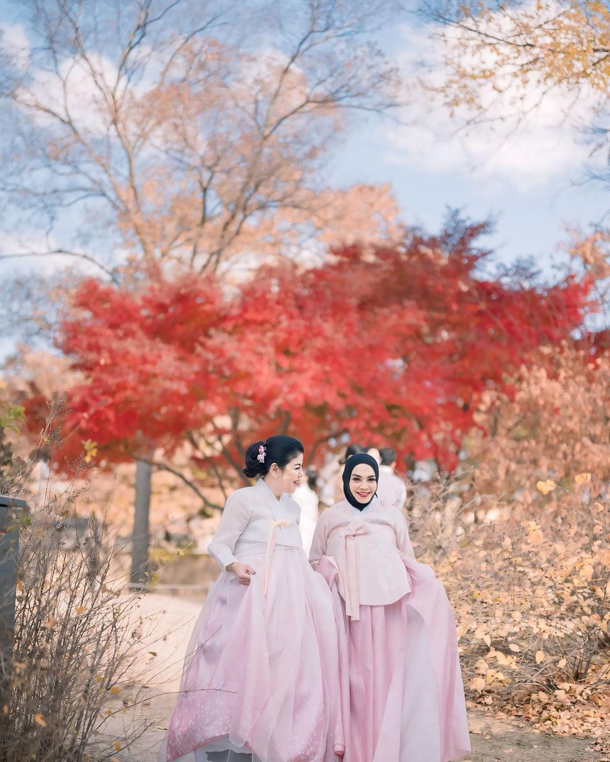 Potret Cantik Mami Rieta Amilia dan Desiree Tarigan Pakai Handbok di Korea, Bestie Awet Muda