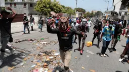 Kurangnya kemananan diciptakan oleh aktivitas geng bersenjata yang memaksa ribuan orang menjadi pengungsi sehingga menimbulkan kritik pihak berwenang atas kelambanan mereka. (AP Photo/Odelyn Joseph)