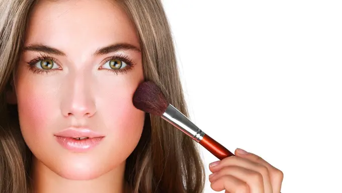 Rahasia Wajah Pink Merona, Ikuti Cara Makeup Ini Deh