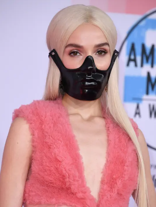 Penyanyi muda, Poppy menghadiri ajang American Music Awards 2018 di Los Angeles, Selasa (9/10). Banyak yang membandingkan Poppy dengan sosok psikopat kanibal, Hannibal Lecter dalam film The Silence of The Lambs. (Valerie MACON / AFP)