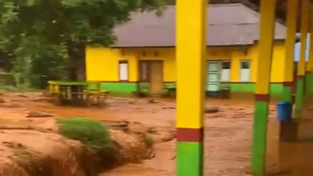 Banjir menerjang rumah dan sekolah di Desa Boenaga Kecamatan Lasolo Konawe Kepulauan di dekat perusahaan pertambangan.