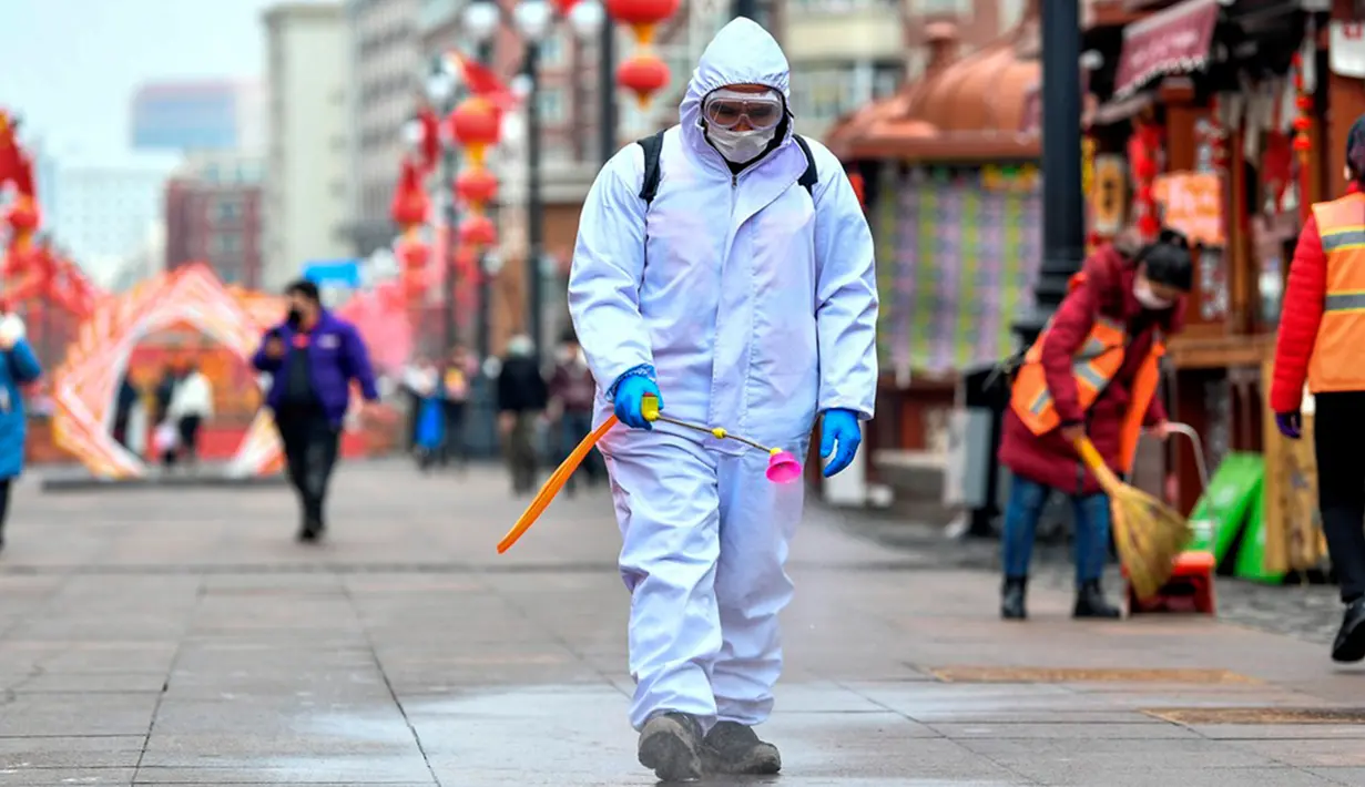 Petugas mendisinfeksi jalan di Urumqi, Daerah Otonomi Xinjiang, China barat laut, Rabu (4/3/2020). Urumqi mengampanyekan sanitasi di seluruh kota guna mencegah penyebaran virus corona (COVID-19). (Xinhua/Wang Fei)