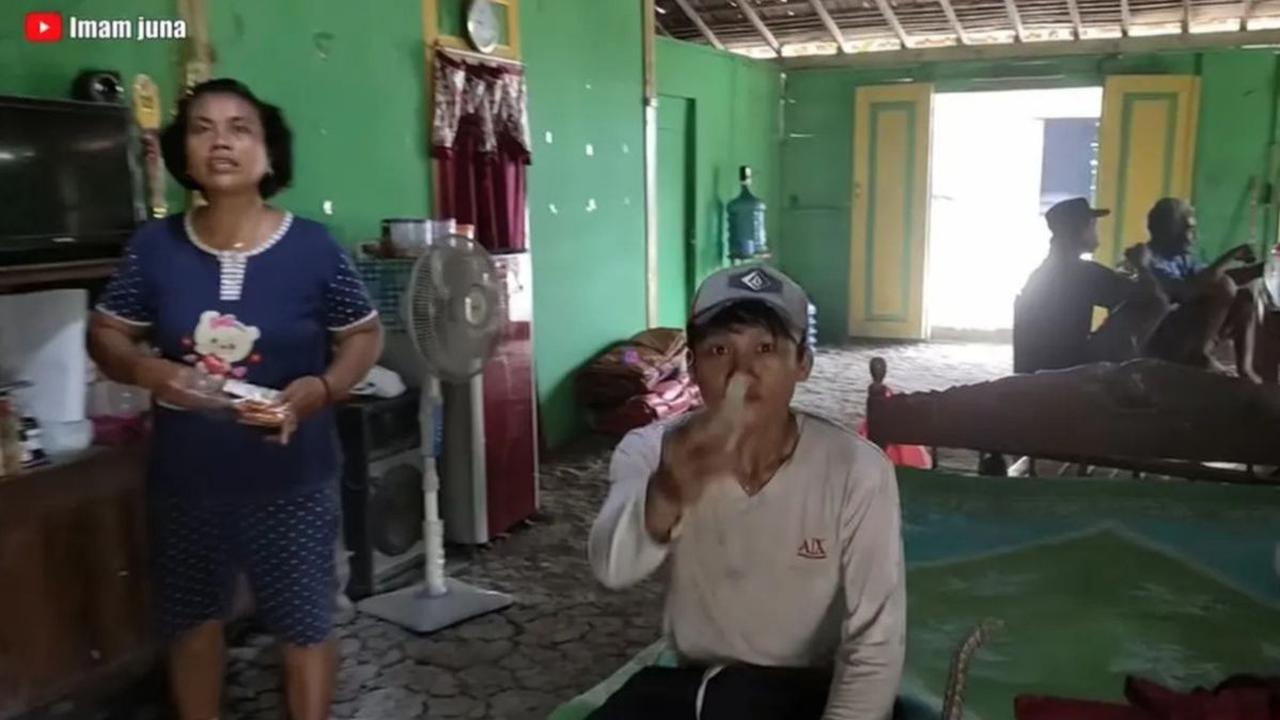Pada 28 Maret 2022 lalu, proses pembongkaran rumah milik Pratama Arhan dimulai. Di dalam rumah tersebut, warna hijau mendominasi pemandangan.