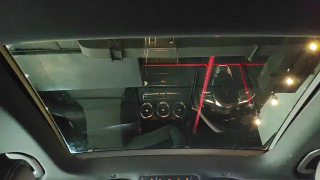 panoramic sling sunroof sudah jadi fitur standar Mercedes-Benz 200 AMG Line Night Edition (Arief A/Liputan6.com)