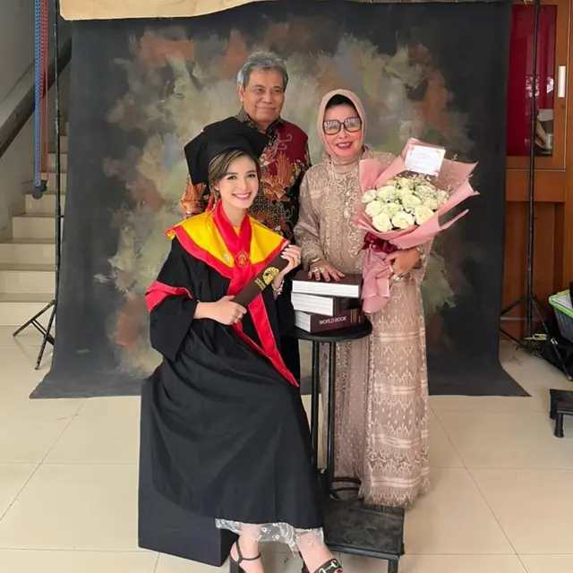 Claudia Andhara wisuda S-2 (Foto: Instagram claudiaudie)