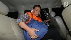Mantan Wakil Bupati Malang periode 2010-2015 Ahmad Subhan usai menjalani pemeriksaan di Gedung KPK, Jakarta, Rabu (7/11). Subhan terlihat memakai rompi tahanan KPK. (Merdeka.com/Dwi Narwoko)