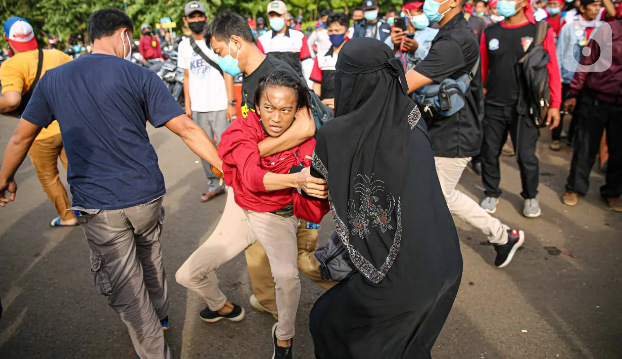 Petugas kepolisian mengamankan massa yang diduga hendak berbuat kericuhan saat aksi unjuk rasa di kawasan Patung Kuda, Jakarta, Kamis (22/10/2020). Penangkapan dilakuka  untuk mencegah hal hal yang tak di inginkan saat unjuk rasa. (Liputan6.com/Faizal Fanani)