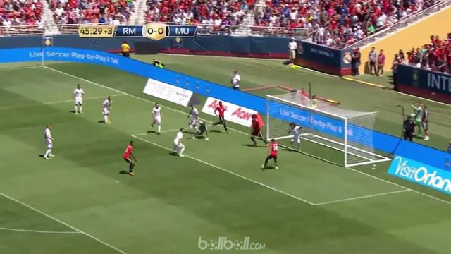 Manchester United menang atas Real Madrid lewat babak adu penalti setelah kedua tim bermain imbang 1-1.