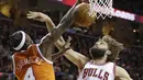 Pemain Chicago Bulls, Robin Lopez (kanan) melakukan pelanggaran saat berduel dengan pemain  Cleveland Cavaliers, Iman Shumpert (kiri) pada laga NBA basketball game di Quicken Loans Arena, Cleveland. (AP/Tony Dejak)