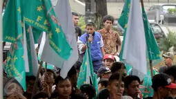 Massa dari Front Pemuda Anti Korupsi berorasi saat menggelar aksi unjuk rasa di depan Gedung KPK, Jakarta, Selasa (7/7/2015). Dalam aksinya mereka menuntut KPK mengusut korupsi yang terjadi di Kota Bekasi. (Liputan6.com/Helmi Afandi)