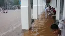 Banjir yang disebabkan hujan berkepanjangan di ibukota itu membuat sejumlah sekolah memulangkan anak didiknya lebih awal, Jakarta, Senin (9/2/2015). (Antara Foto/Fanny Octavianus)