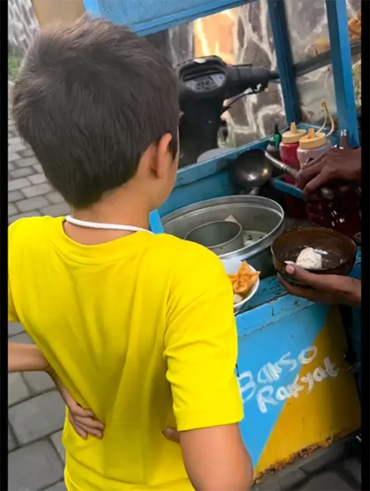 Presenter dan pemeran kelahiran Jakarta itu membagikan momen putranya jajan bakso di depan rumah. [Instagram/inijedar]
